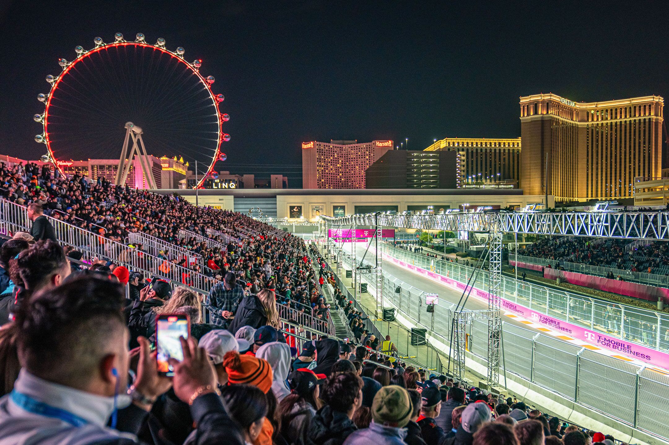 Las Vegas Strip Circuit Formel 1 Rennstrecke im Abendlicht mit erleuchtetem High Roller Riesenrad